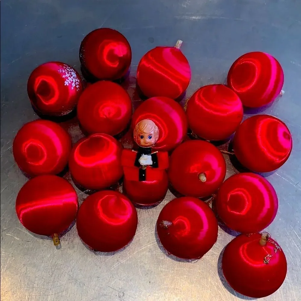 Lot of 17 vintage‎ satin Christmas tree balls